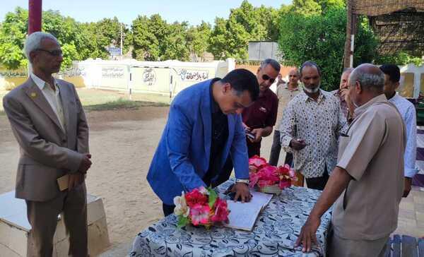 وكيل وزارة التعليم بقنا يشدد علي عدم ربط تسليم الكتب بسداد المصروفات 