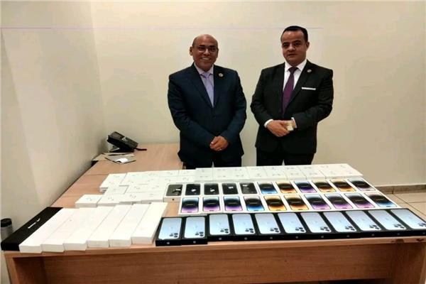 إحباط تهريب هواتف محمولة وساعات ذكية بمطار القاهرة 
