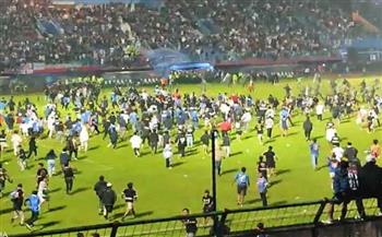   الرئيس الإندونيسي يأمر بمراجعة إجراءات السلامة خلال مباريات كرة القدم في البلاد