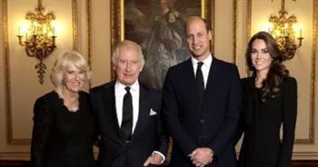  قصر باكنجهام ينشر أول صورة رسمية للملك تشارلز مع عائلته