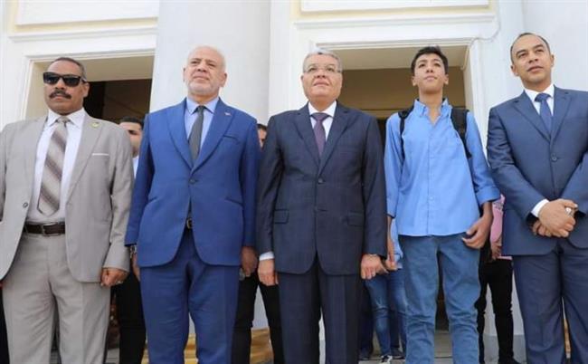 محافظ المنيا يشارك الطلاب طابور الصباح ويكرم أحد أبناء الشهداء