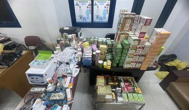 ضبط مركز طبي مخالف يديره منتحل صفة طبيب بقرية العامرية بالفيوم 