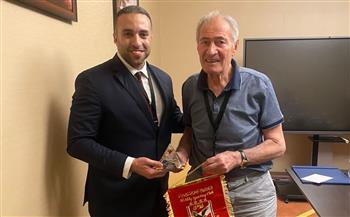 سراج الدين يُهدي درع وعلم النادي الأهلي لرئيس الاتحاد الدولي لكرة اليد