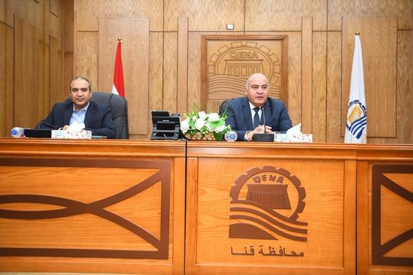 «الداودى» يطلق إشارة بدء عمل وحدات الطعام المتنقلة بميادين قنا 