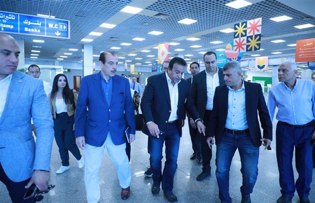 وزير الصحة يتفقد الحجر الصحي بمطار شرم الشيخ الدولي ويوجه بزيادة عدد البوابات الحرارية 