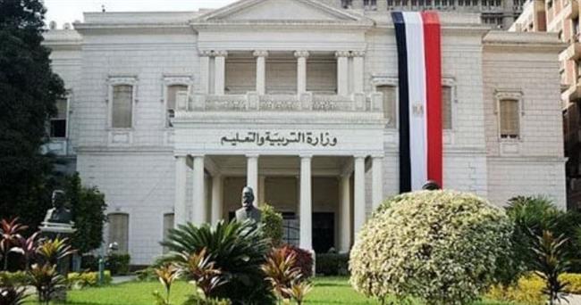توزيع 1402 جهاز تابلت على طلاب الصف الأول الثانوي في قنا
