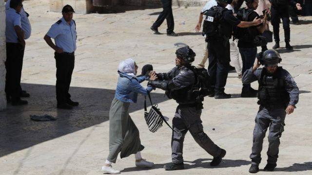 استخدم غاز الفلفل الأوليوريسين.. مستوطن يهاجم طالبتين فلسطينيتين أثناء توجههما للجامعة فى نابلس