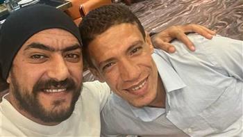 لفتة إنسانية رائعة.. أحمد العوضي يستضيف عامل النظافة ويسلمه عملا جديدا