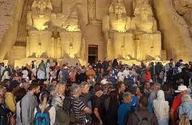 3 آلاف سائح ومصري شهدوا تعامد الشمس على وجه رمسيس الثانى بأبوسمبل