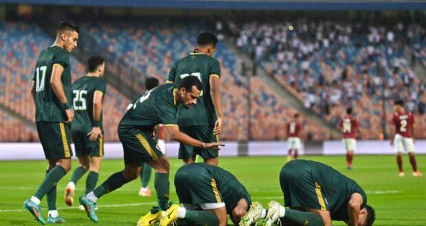لاعبو الزمالك يحتفلون بالفوز على سيراميكا مع الجماهير