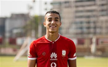 مدافع الأهلي يخضع للفحص الطبي بعد تعرضه لكدمة في الأنف