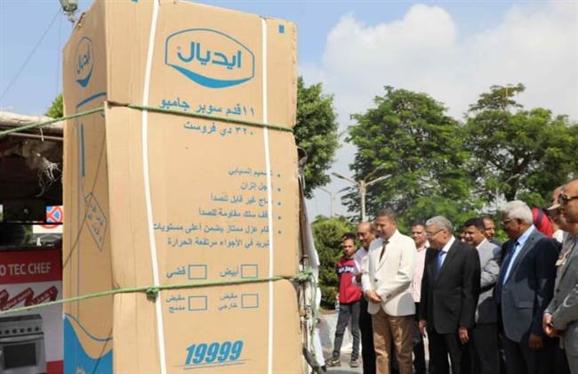 محافظ المنيا يُسلم التجهيزات الخاصة بـ 7 عرائس للمشاركة في حفل زفاف جماعي