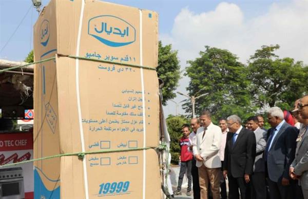 محافظ المنيا يُسلم التجهيزات الخاصة بـ 7 عرائس للمشاركة في حفل زفاف جماعي