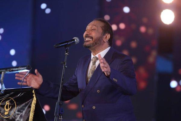 بالأعلام ووسط حماسة الجمهور.. علي الحجار يختتم حفله بـ«ميدلي وطني»