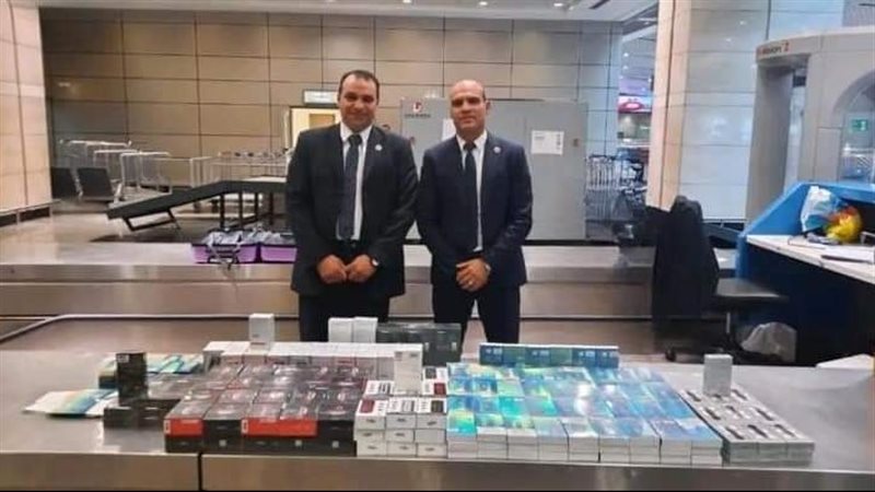 ضبط 284 علبة سجائر وشيش إليكترونية بحوزة عضو جروب سياحي في مطار القاهرة