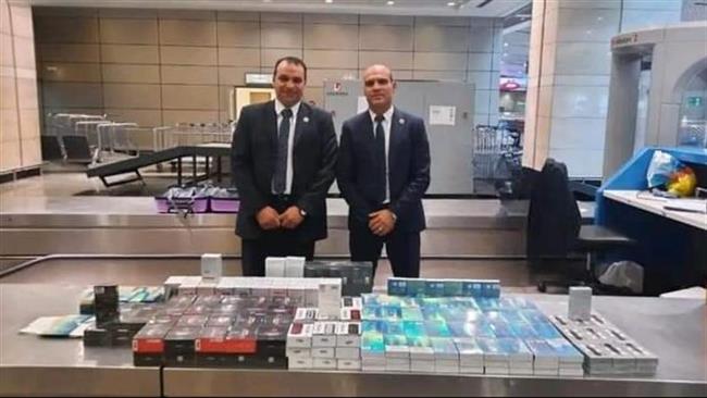 ضبط 284 علبة سجائر وشيش إليكترونية بحوزة عضو جروب سياحي في مطار القاهرة