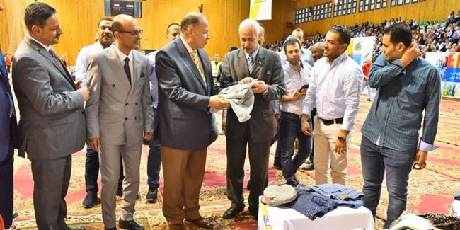 محافظ أسيوط ورئيس جامعتها يشهدان إنطلاق أعمال مبادرة "دكان الفرحة" 