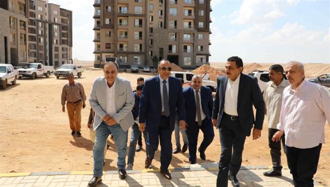 على مساحة 880 فدان.. نائب محافظ المنيا يتفقد مشروع مدينة ملوي الجديدة