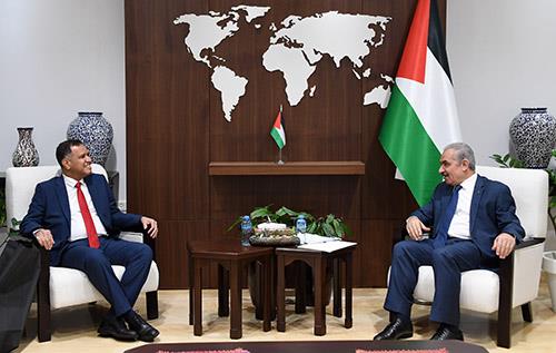 رئيس الوزراء الفلسطيني يبحث مع رئيسة سنغافورة تعزيز العلاقات الثنائية