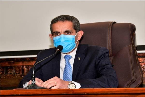 محافظ الغربية يقدم واجب العزاء في 11 شخص من أسرة واحدة بالمحلة الكبرى 