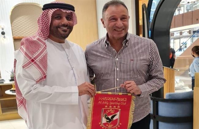 الخطيب يُهدي درع وعلم الأهلي لرئيس مجلس الشارقة الرياضي في حضور نجوم منتخب الإمارات