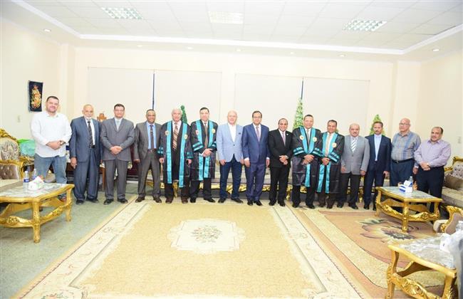 رئيس جامعة سوهاج يشهد فعاليات مناقشة رسالة دكتوراة في تخصص الإدارة التعليمية بكلية التربية