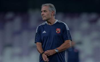 كولر يحاضر لاعبي الأهلي قبل التحرك لملعب المباراة