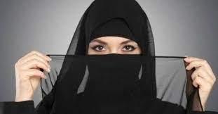 هل يجوز للمنتقبة كشف وجهها أمام خطيبها؟