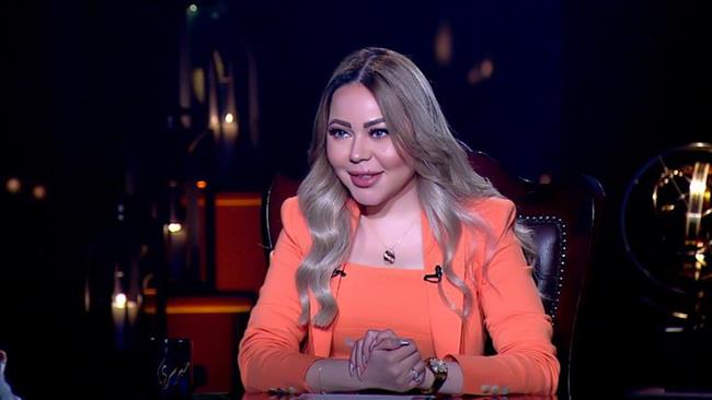 أسما إبراهيم تحتفل بفوز الأهلي بالسوبر بجلسة تصوير باللون الأحمر 