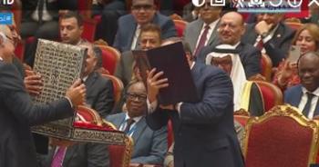   رئيس اتحاد الصناعات يهدي الرئيس السيسي نسخة من القرآن الكريم