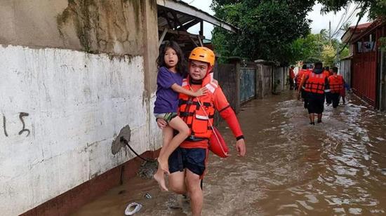 الفلبين تلغي نحو 112 رحلة محلية ودولية بسبب العاصفة «نالجي»