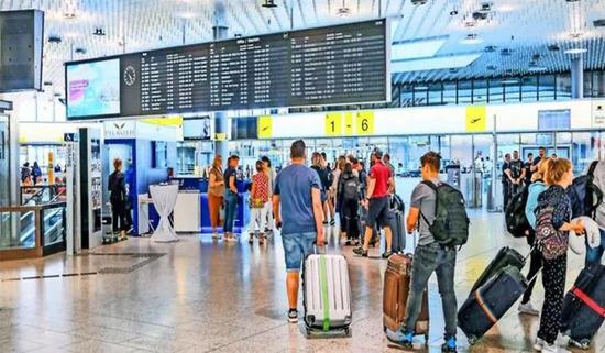 إخلاء مطار فيينا بسبب اشتباه في وجود متفجرات