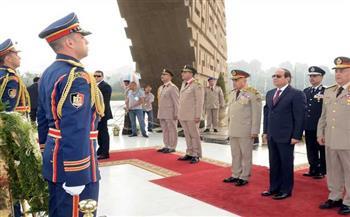 الرئيس السيسى يضع أكاليل الزهور على قبر الزعيمين أنور السادات وجمال عبد الناصر.. فيديو