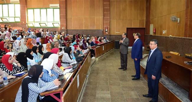 رئيس جامعة سوهاج يواصل جولاته التفقدية لمتابعة انتظام المحاضرات بكليات المقر الجديد 