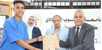 رئيس جامعة جنوب الوادي يشهد حفل استقبال طلاب كلية التمريض 
