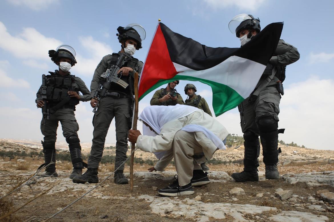 الاحتلال والمستوطنين يواصلوا انتهاكاتهم علي الشعب الفلسطيني
