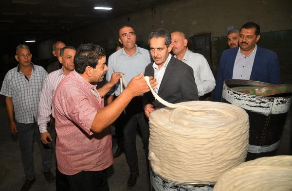 محافظ الغربية يزور عمال الغزل ويؤكد دعمه لقطاع الصناعة