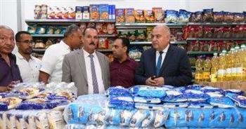  محافظ قنا يجري جولة مفاجئة للأسواق بنجع حمادي لضبط أسعار السلع والاطمئنان على توافرها