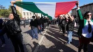   آلاف الإيطاليين ينظمون مسيرة لإحياء ذكرى زعيم الفاشية موسوليني وسط روما