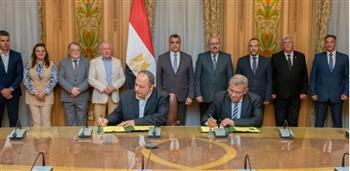   وزير الإنتاج الحربي يشهد توقيع عقدين مع "بابيريوس مصر"