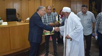 محافظ المنيا يسلم 56 عقدا جديدا لتقنين أوضاع أراضي أملاك الدولة