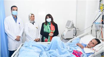   وزيرة الهجرة تزور الشاب أحمد حسين بمستشفى دار الشفاء
