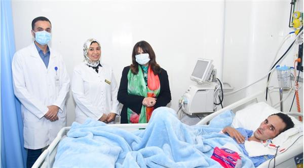 وزيرة الهجرة تزور الشاب أحمد حسين بمستشفى دار الشفاء