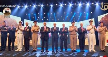   الرئيس السيسي وقيادات القوات المسلحة يلتقطون صورة تذكارية مع أبطال «معركة أبو عطوة»