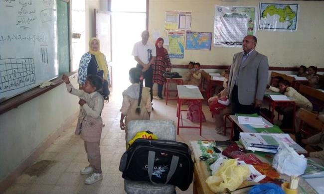 وكيل «تعليم مطروح» يحيل مدير مدرسة والعاملين للشئون القانونية بسبب الإهمال