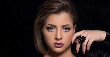 شاهد.. منى فاروق تؤدي مناسك العمرة