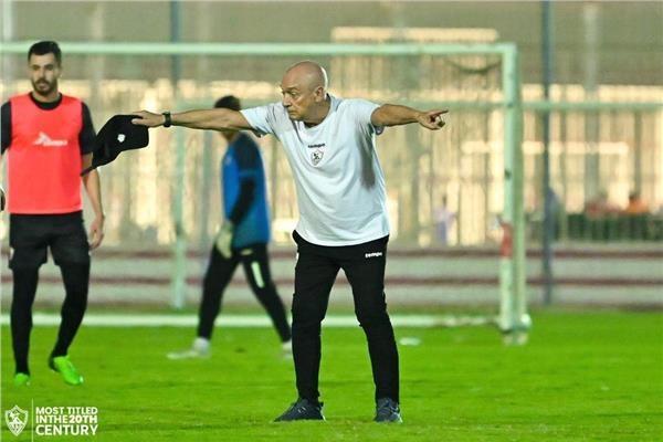فيريرا يعقد جلسة تحفيزية للاعبي الفريق قبل مران اليوم استعداداً لمواجهة فلامبو البوروندي 