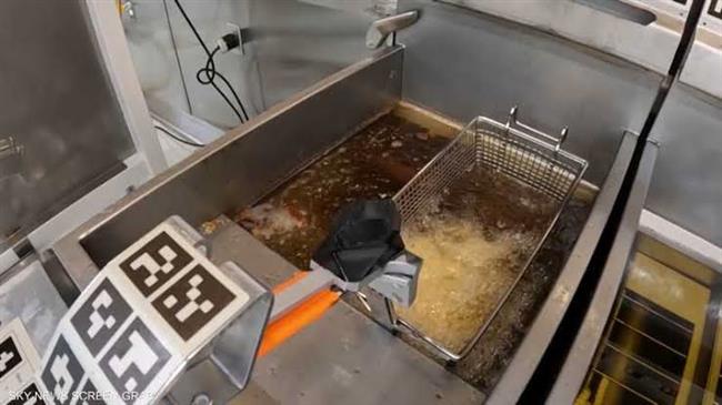روبوت يقلي البطاطس والبصل في مطاعم أمريكا