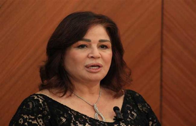 يحيي الفخراني وإلهام شاهين وليلي علوي يزرعون شجرة على روح هشام سليم 