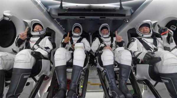 سبيس إكس تنطلق إلى محطة الفضاء وعلى متنها بعثة ناسا ورائدة روسية